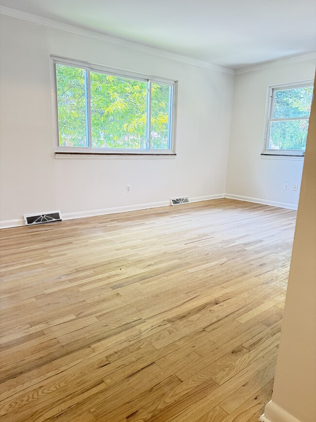 Living room lots of light - 3807 Rochester Rd