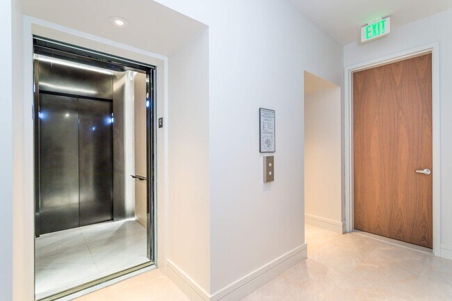Foto del edificio - 211 Elm Ct