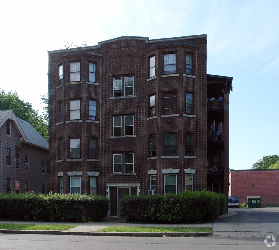 Building Photo - 17 Calhoun St