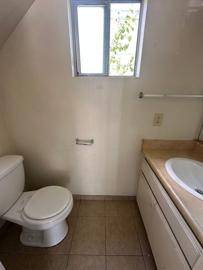 Building Photo - 128 White Ln