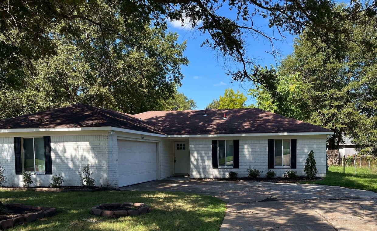 Primary Photo - 709 Belmont Dr