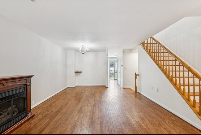 Foto del edificio - Spacious 3BR Townhome Near Metro & Nationa...