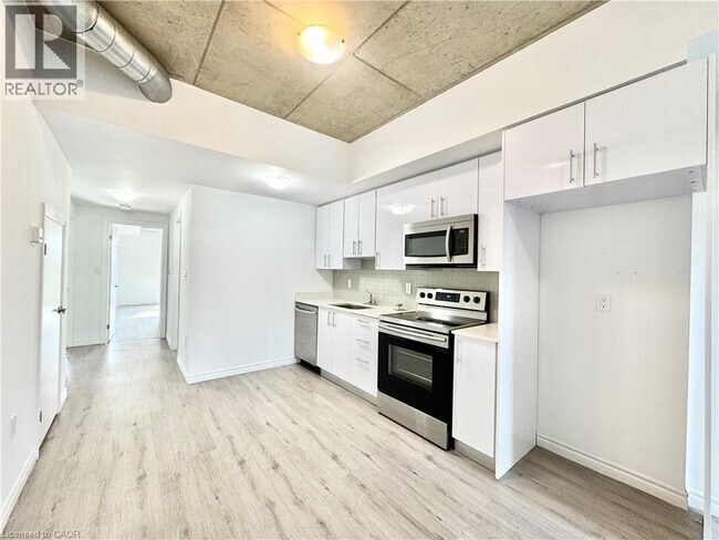 Photo du bâtiment - 1430 Highland Rd W