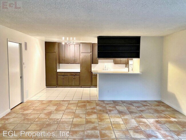 Building Photo - 1330 N Orange Dr