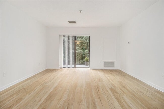 Foto del edificio - 300 Johnson Ferry Rd