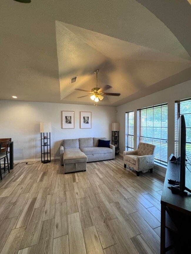 Building Photo - 1108 Topaz Trail
