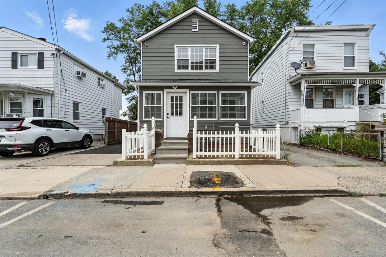 Primary Photo - 61 Howard St