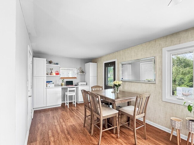 Foto del edificio - 7830 Sprucewood Ave