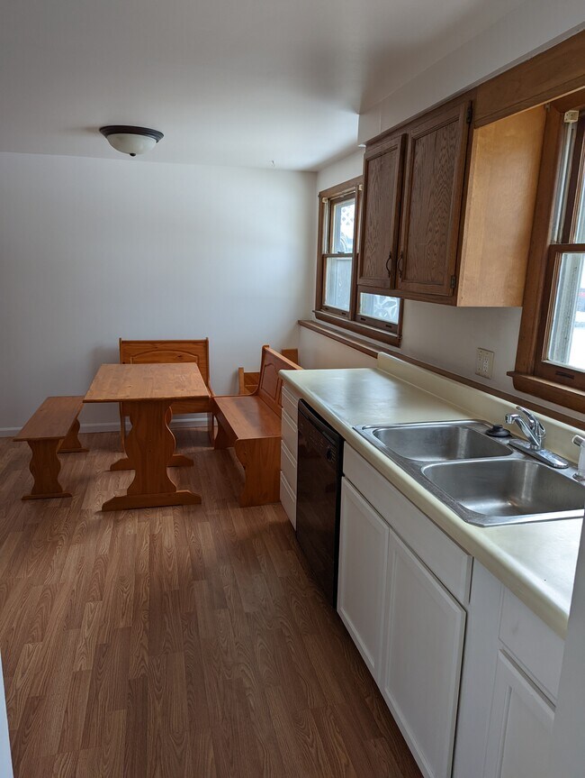 Sink/Kitchen - 1533 Jones Plz