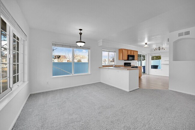 Foto del edificio - $2,640.95, $300 off the first month's rent, 4 Beds - 2 Bath, Single Family Home in Denver with 2-...