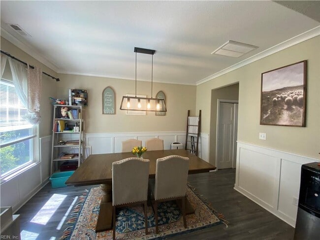 Building Photo - Stunning 4-Bedroom in Norfolk
