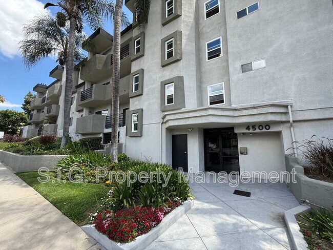 Foto del edificio - 4500 Laurel Canyon Blvd