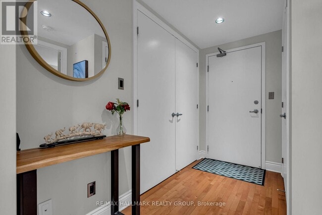 Photo du bâtiment - 808 Bronson Ave