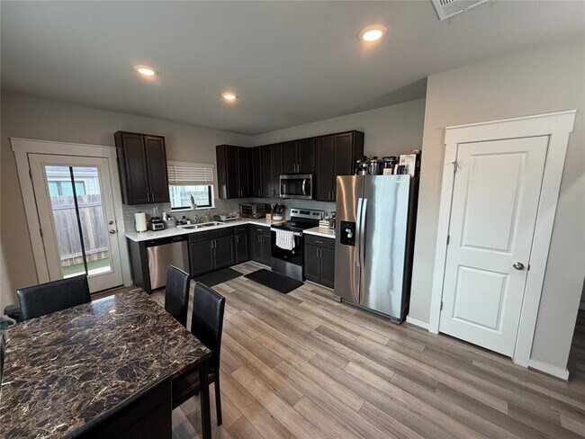 Building Photo - 125 Threshing Rd