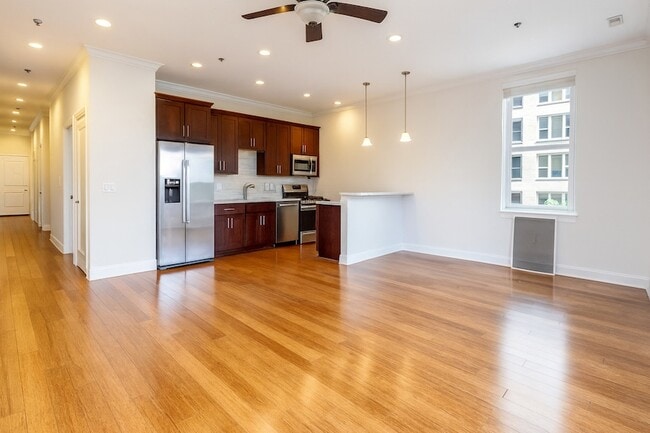 Building Photo - 1609 W Warren Blvd