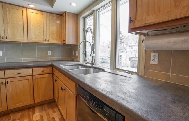 Building Photo - 156 Breezeway Dr