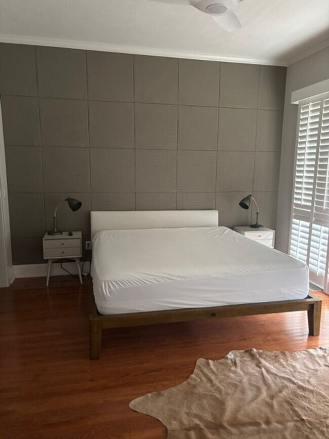 Building Photo - Available Now Fully Furnished Town Home in...