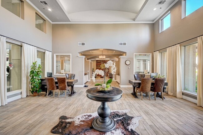 Building Photo - San Tropez