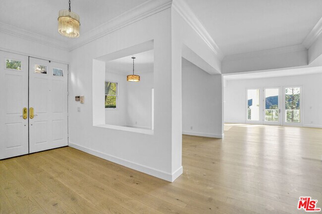 Building Photo - 2020 Palisades Dr