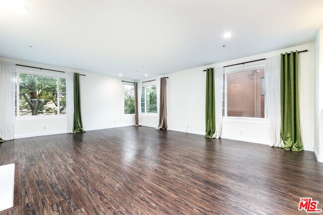 Building Photo - 117 N Gale Dr