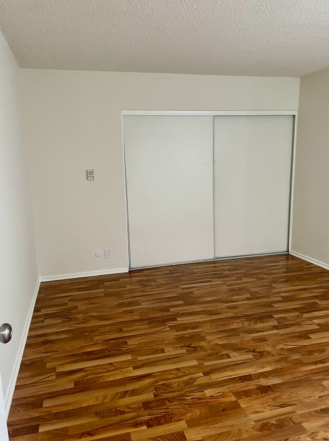 Building Photo - Cozy 1 bedroom unit located in Canoga Park...