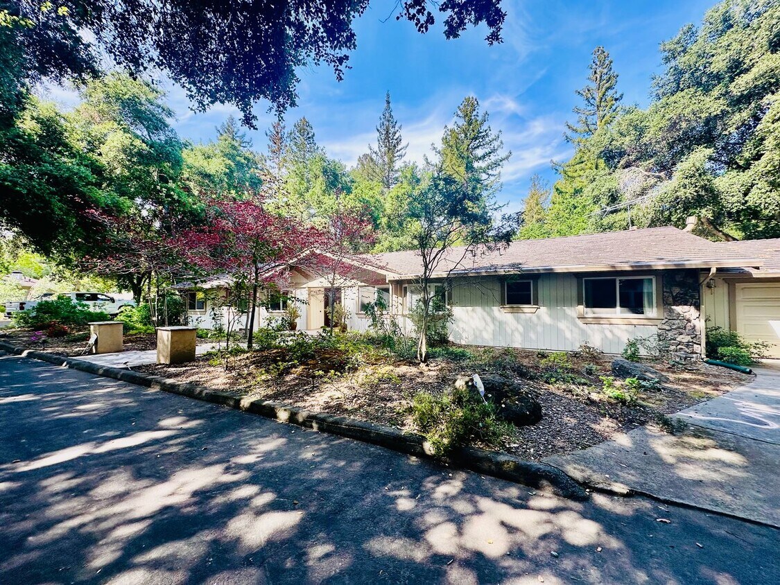 Primary Photo - Saratoga Beauty!! Private, tranquil settin...