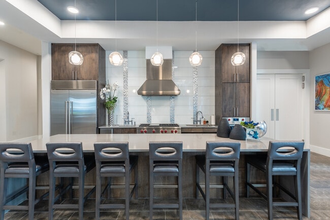 Cocina de demostración - Overture Domain 55+ Active Adult Apartment Homes