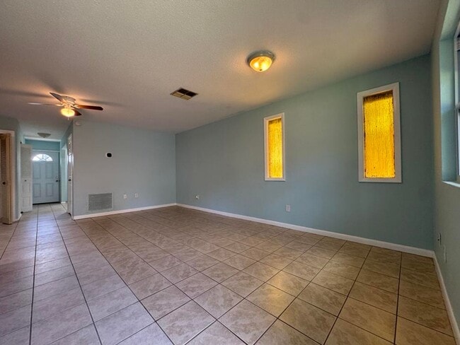 Building Photo - 2/2 Duplex with Flex Room