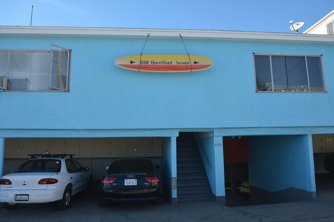 Fachada de callejón con tabla de surf. Dirección BoardgC - 850 Haverford Ave