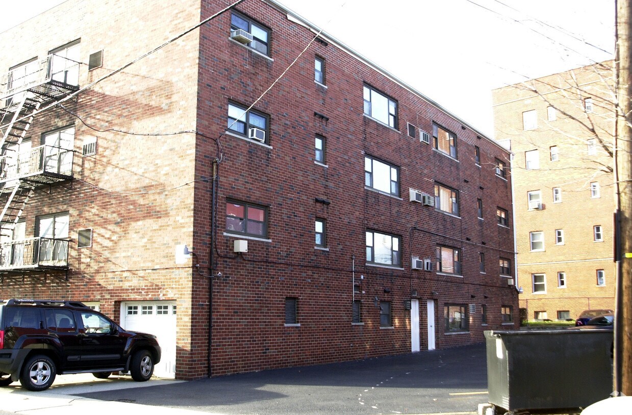 Foto del edificio - 9009-9011 New York Ave
