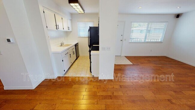 Building Photo - 4608 Via Vista Cir