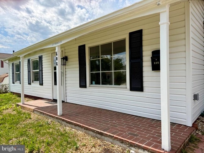 Building Photo - 606 W Beech Rd