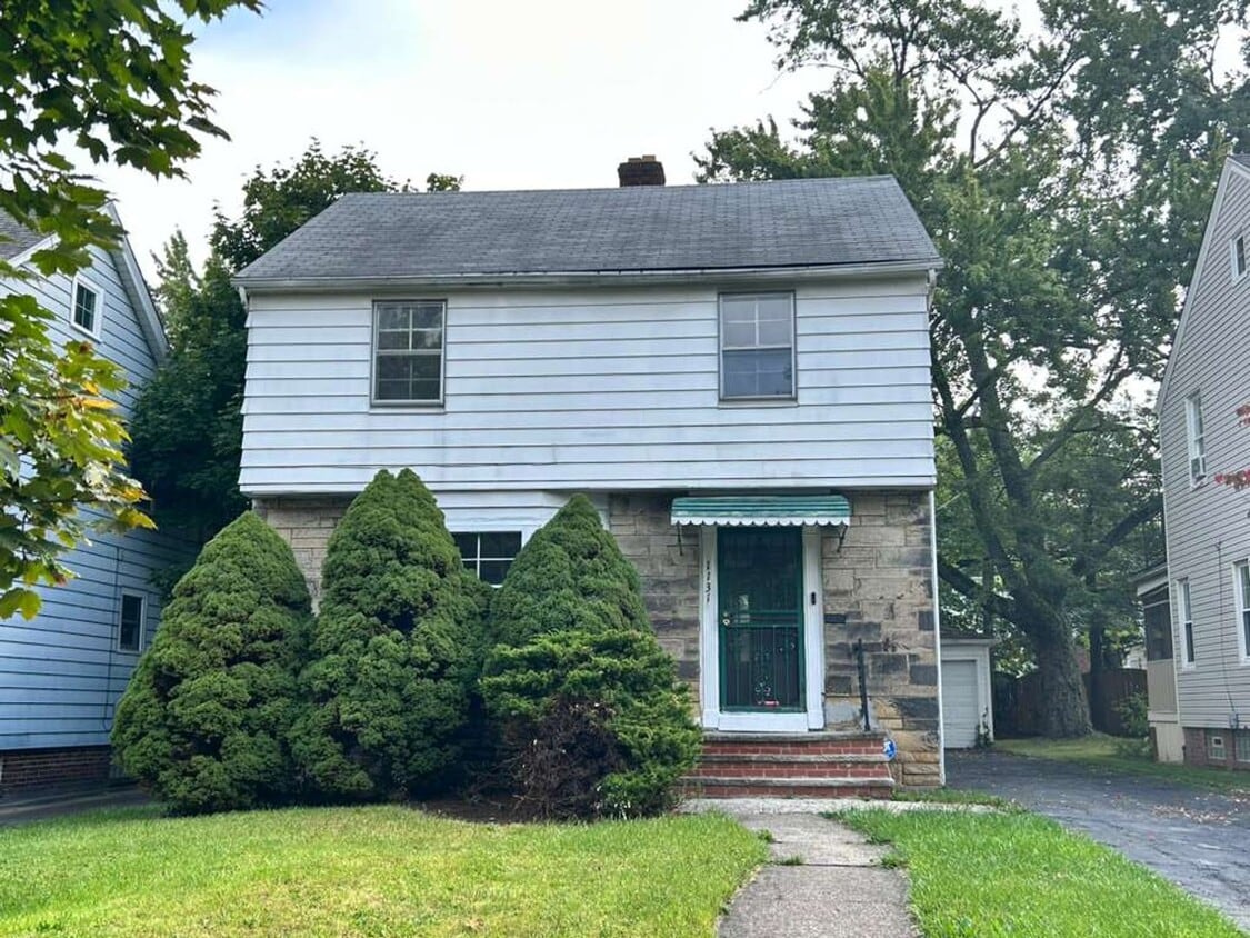 Primary Photo - Charming & Spacious 4-Bed Home in Clevelan...