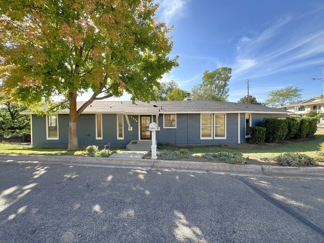 Building Photo - 2909 N Hillway Dr
