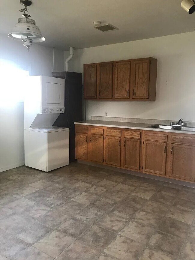 Building Photo - 1575 Riverside Dr