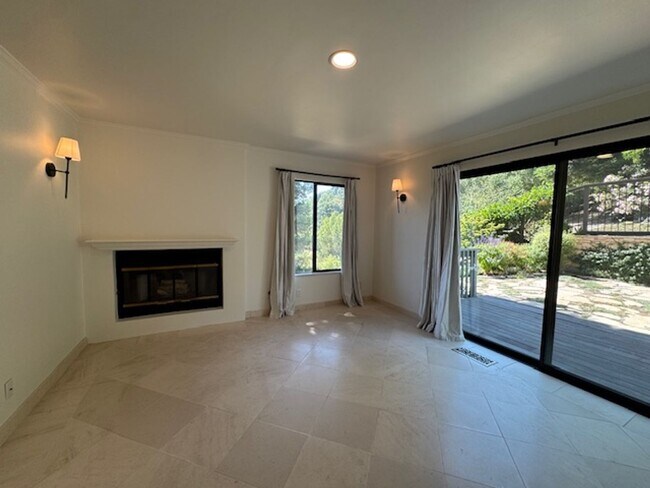 Building Photo - Spacious Tri-level 3 bedroom PLUS 2 additi...