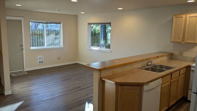 Foto del edificio - Charming 3-Bedroom, 1.5-Bath Townhome in F...