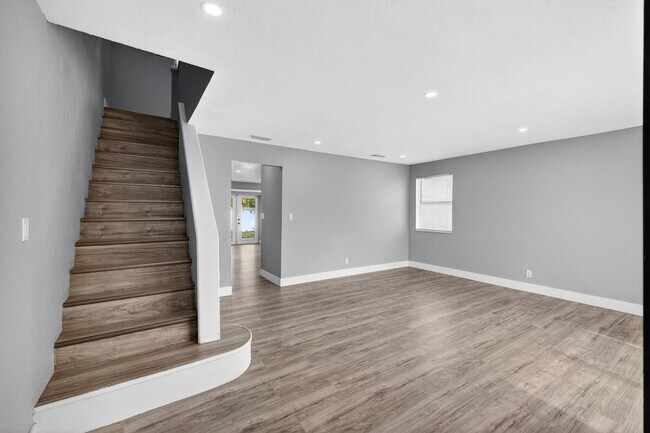 Building Photo - 5424 SW 44th Terrace