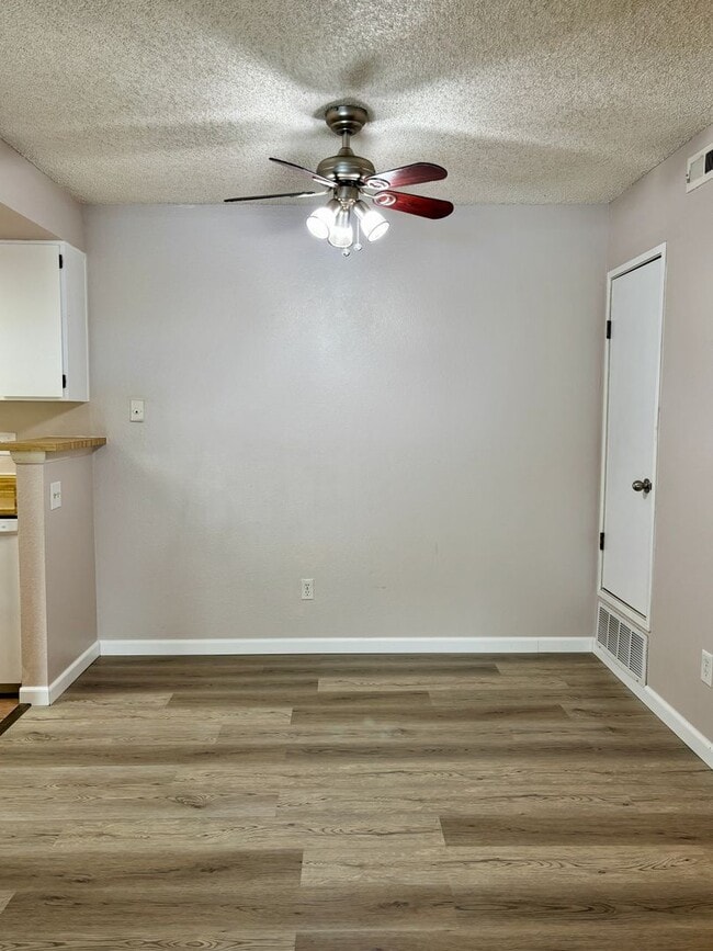 Building Photo - Updated 2 Bed/2 Bath Aurora Condo – Fireplace, Washer/Dryer, Community Perks!