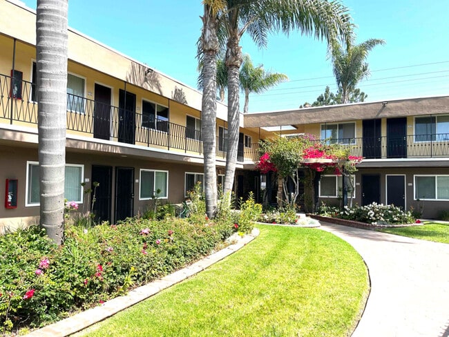 Building Photo - 4020 W Rosecrans Ave