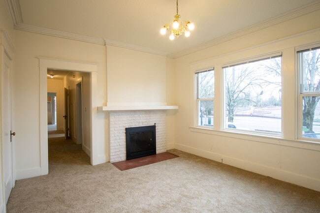 Building Photo - Gorgeous 2-Bedroom Corner Flat in 1911 Fou...