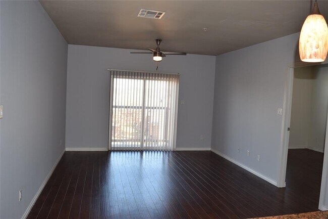 Foto del edificio - 1100 W Trinity Mills Rd