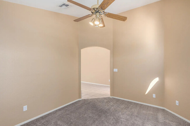 Foto del edificio - HOME FOR RENT