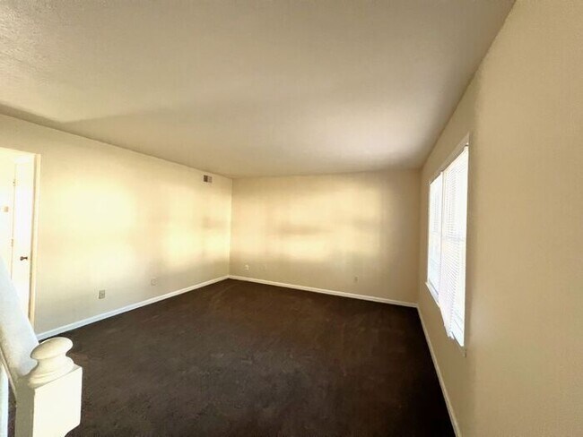 Building Photo - Two story duplex home! feels private like ...
