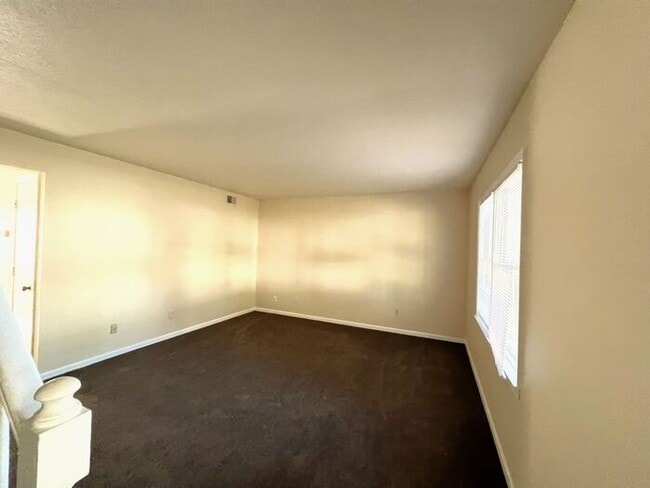 Foto del edificio - Two story duplex home! feels private like ...