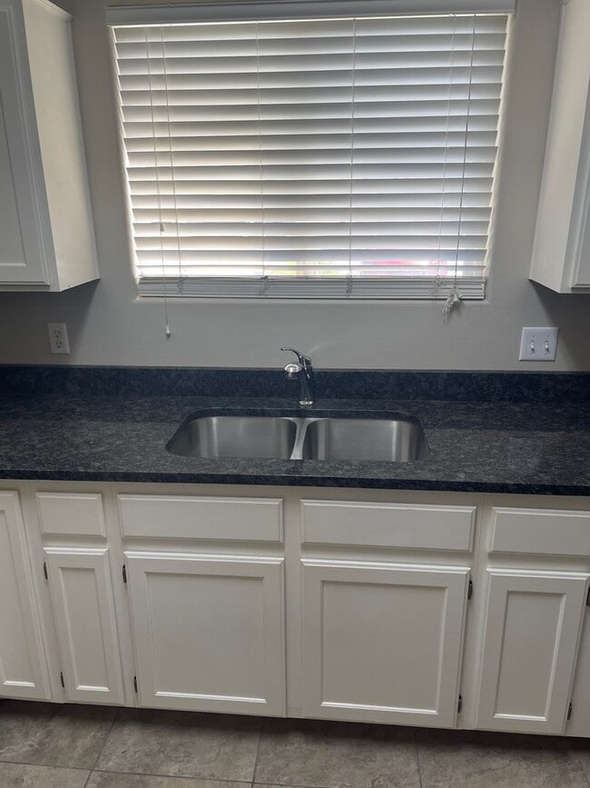 Building Photo - Newly Remodeled Townhome is St. George!