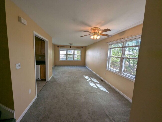 Foto del edificio - Immaculate End Unit in Desirable Weatherst...