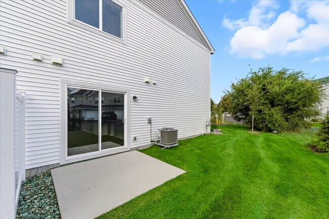 Foto del edificio - New construction end-unit townhome in Zimm...