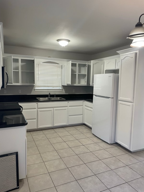 Building Photo - 717 S O' Hare Dr