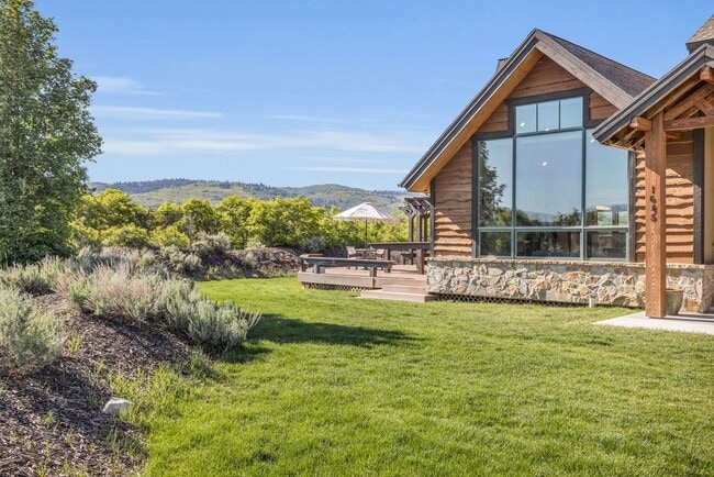 Building Photo - Silver Creek Beauty in PC School District ...